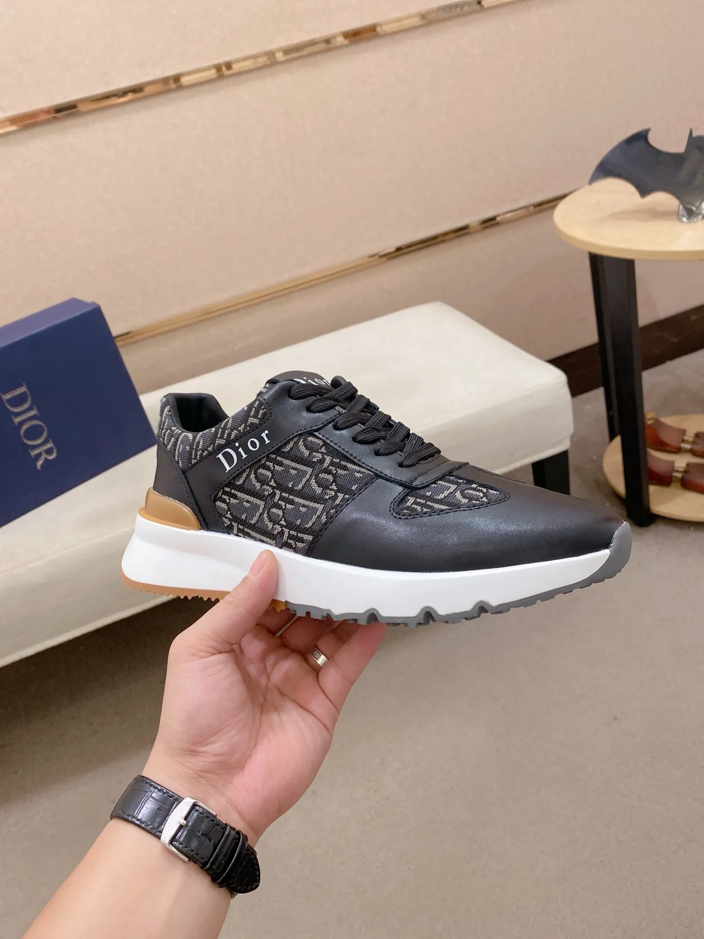 Factory price: 440💰[Dior·Dior] New casual sports style men's shoes, new spring and summer design, perfect workmanship, lace-up lazy style to create wardrobe quality, upper: imported first-layer cowhide, sheepskin lining is soft and comfortable, ultra-light TPU wear-resistant outsole, simple, versatile fashion men's shoes, excellent color code number 38--44. (Can be customized for 45 non-refundable)